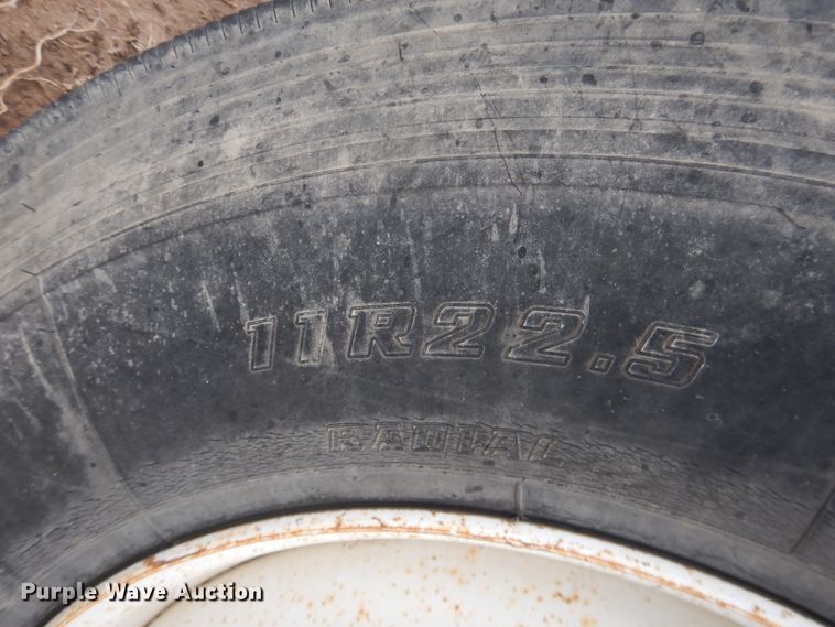 image for item DJ1118 2005 International 9200i  semi truck