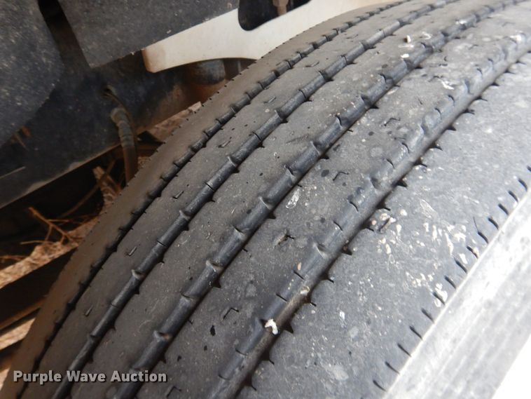 image for item DJ1118 2005 International 9200i  semi truck