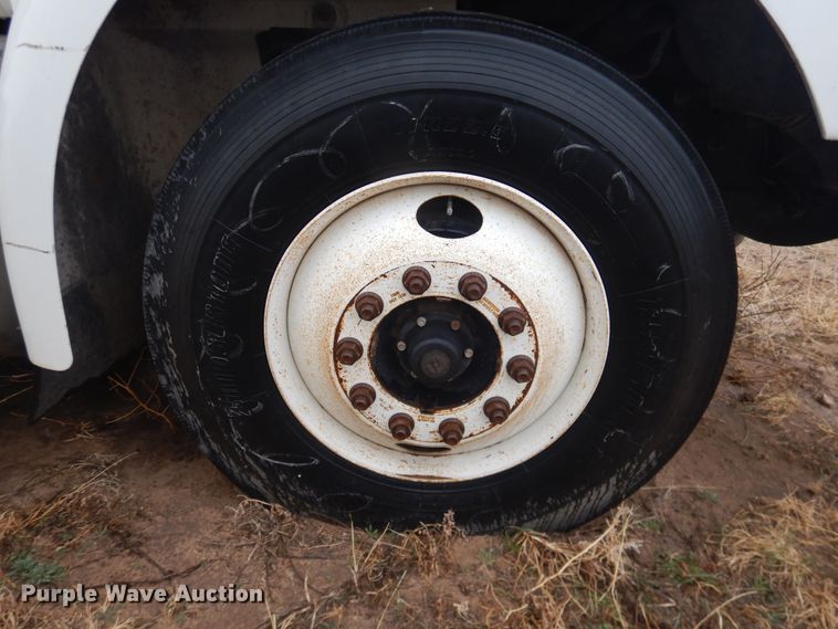 image for item DJ1118 2005 International 9200i  semi truck