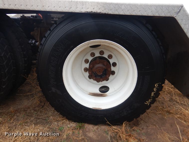 image for item DJ1118 2005 International 9200i  semi truck