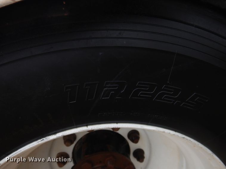 image for item DJ1118 2005 International 9200i  semi truck