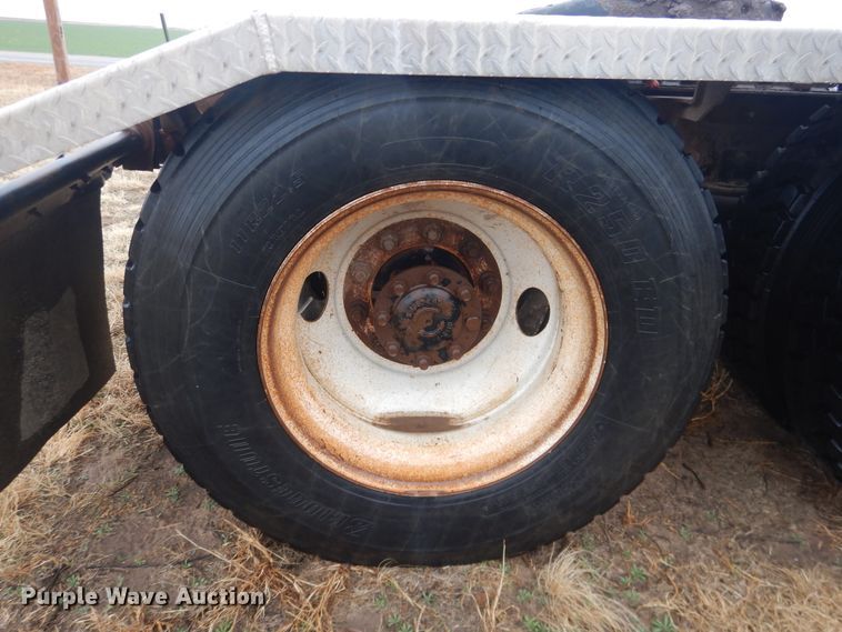 image for item DJ1118 2005 International 9200i  semi truck