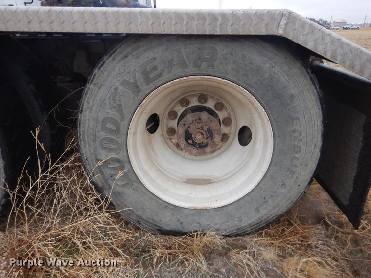 image for item DJ1118 2005 International 9200i  semi truck