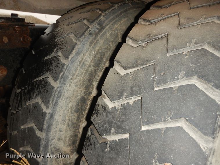 image for item DJ1118 2005 International 9200i  semi truck