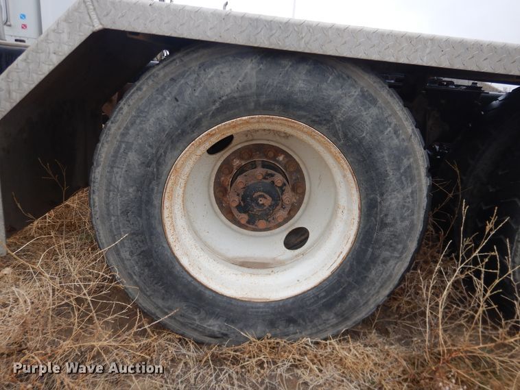 image for item DJ1118 2005 International 9200i  semi truck