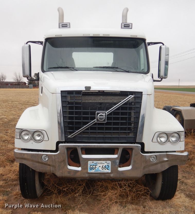 image for item DJ1119 2009 Volvo VHD  semi truck