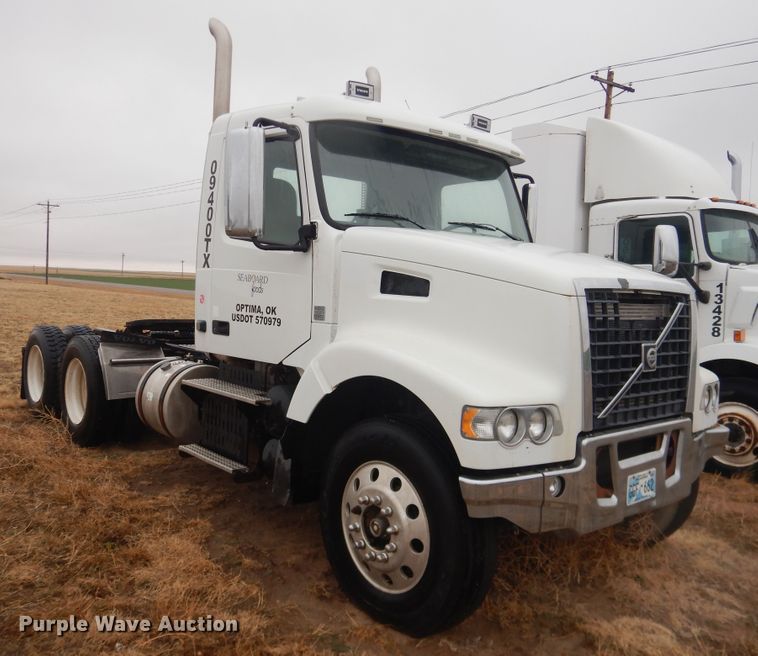 image for item DJ1119 2009 Volvo VHD  semi truck