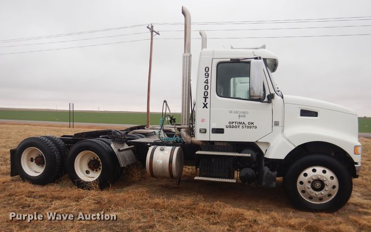 image for item DJ1119 2009 Volvo VHD  semi truck