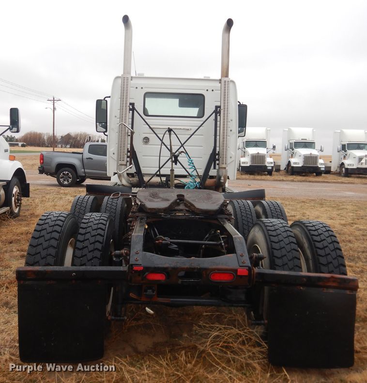 image for item DJ1119 2009 Volvo VHD  semi truck