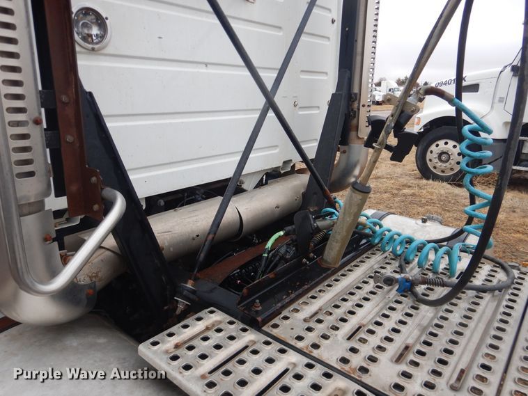 image for item DJ1119 2009 Volvo VHD  semi truck