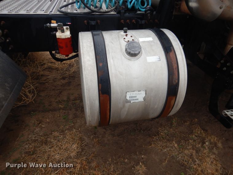 image for item DJ1119 2009 Volvo VHD  semi truck