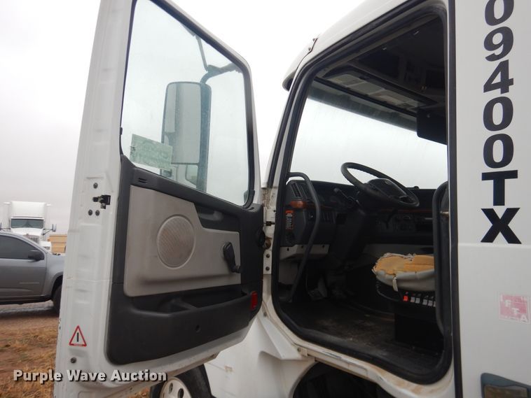 image for item DJ1119 2009 Volvo VHD  semi truck