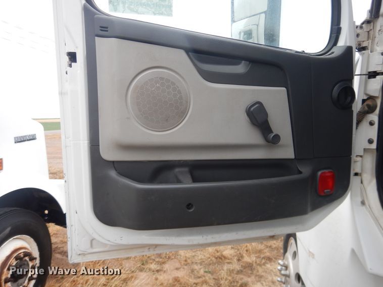 image for item DJ1119 2009 Volvo VHD  semi truck