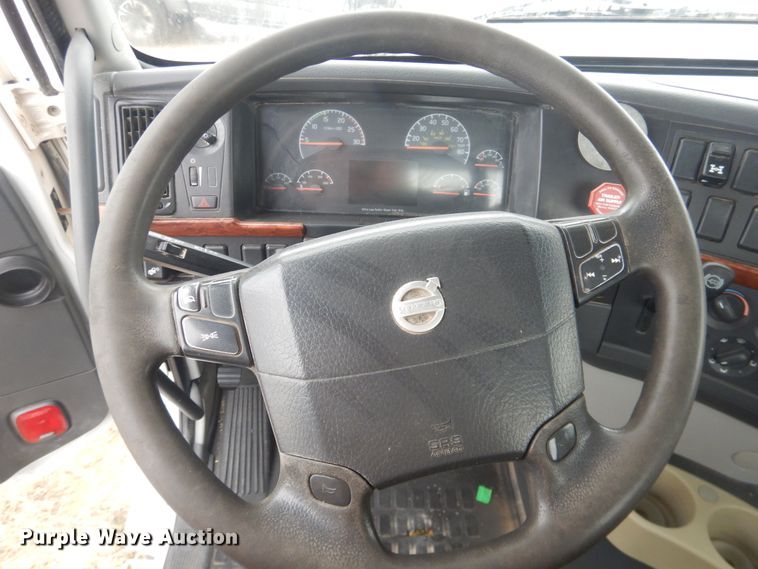 image for item DJ1119 2009 Volvo VHD  semi truck