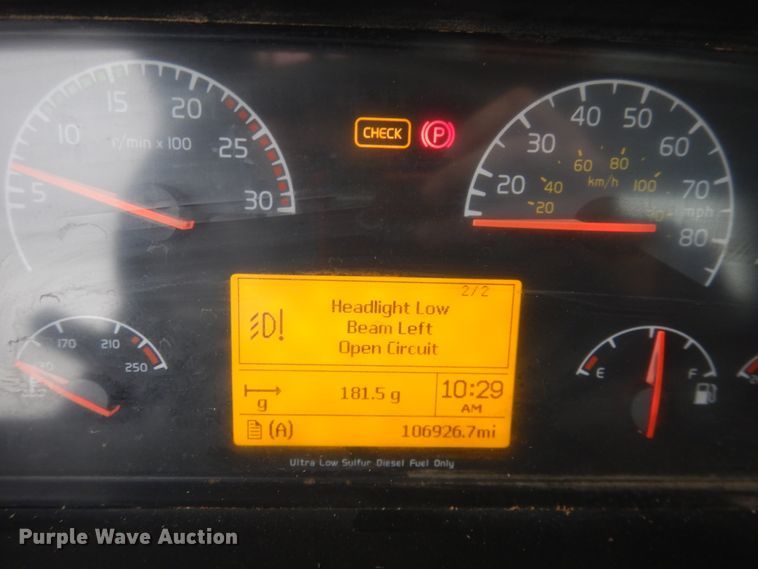 image for item DJ1119 2009 Volvo VHD  semi truck