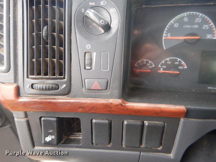 image for item DJ1119 2009 Volvo VHD  semi truck