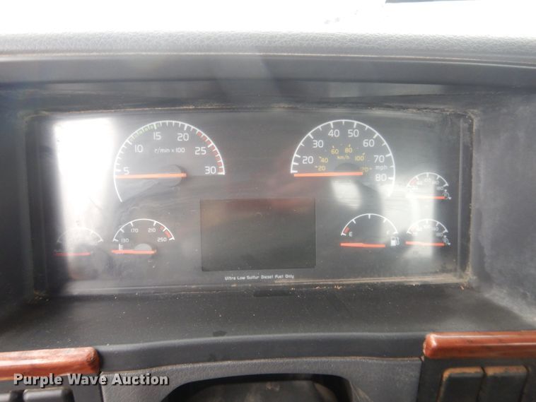 image for item DJ1119 2009 Volvo VHD  semi truck