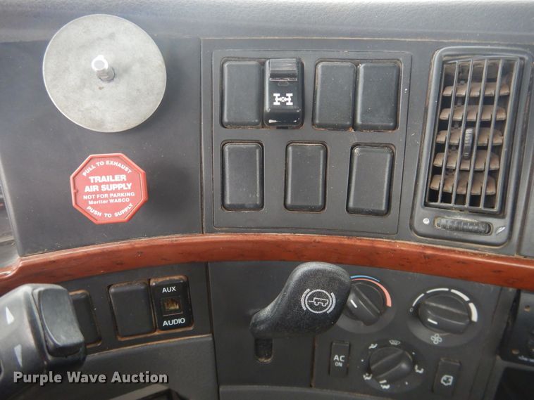 image for item DJ1119 2009 Volvo VHD  semi truck