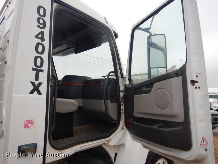 image for item DJ1119 2009 Volvo VHD  semi truck