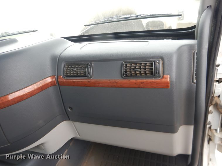 image for item DJ1119 2009 Volvo VHD  semi truck