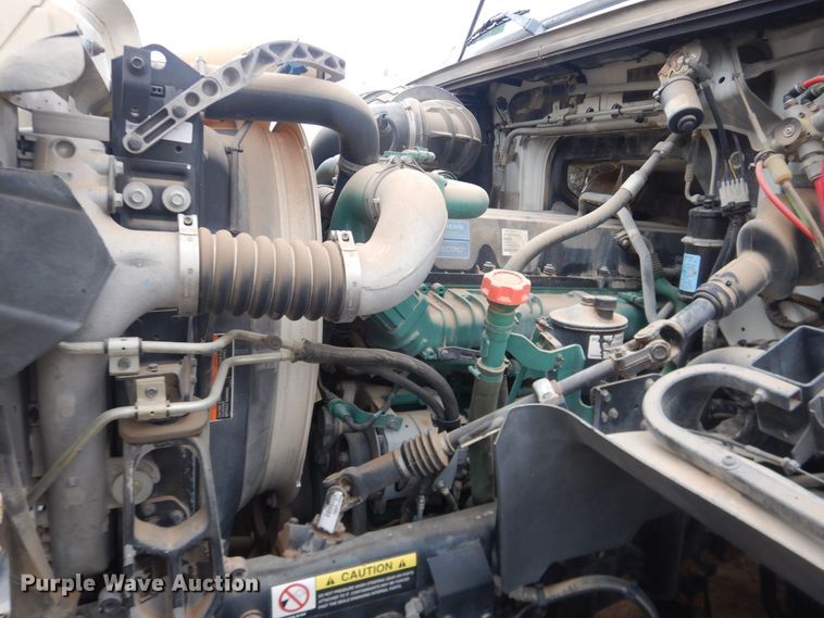 image for item DJ1119 2009 Volvo VHD  semi truck