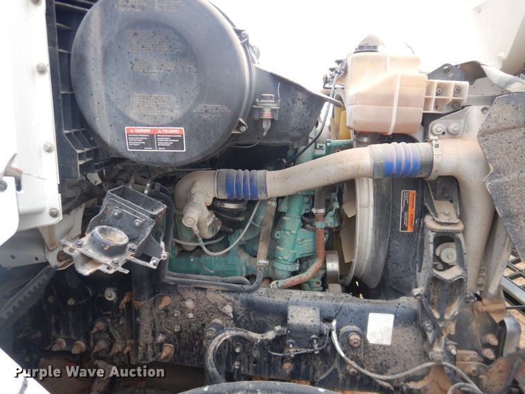 image for item DJ1119 2009 Volvo VHD  semi truck