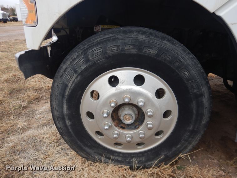 image for item DJ1119 2009 Volvo VHD  semi truck