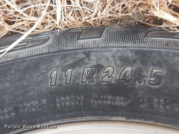 image for item DJ1119 2009 Volvo VHD  semi truck