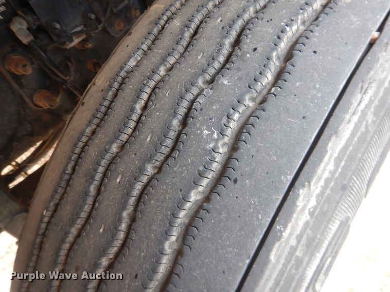 image for item DJ1119 2009 Volvo VHD  semi truck