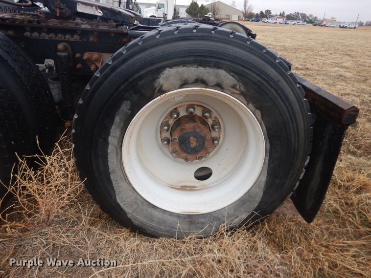 image for item DJ1119 2009 Volvo VHD  semi truck