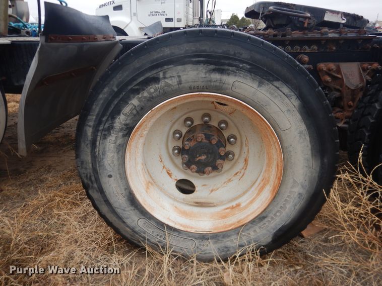 image for item DJ1119 2009 Volvo VHD  semi truck