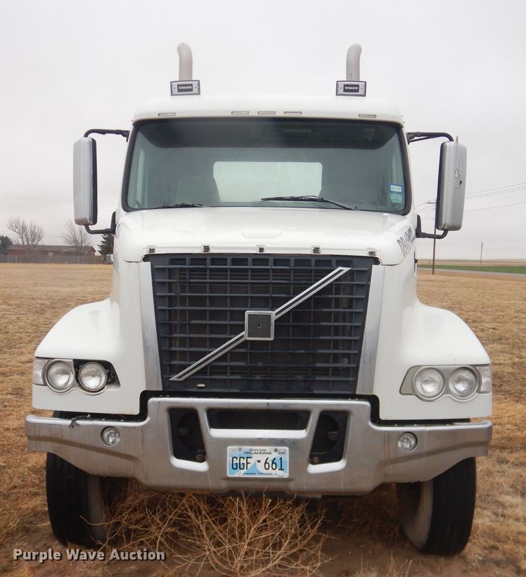 image for item DJ1120 2009 Volvo VHD  semi truck