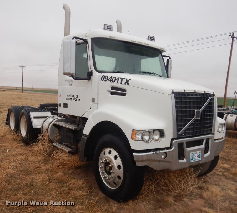 image for item DJ1120 2009 Volvo VHD  semi truck