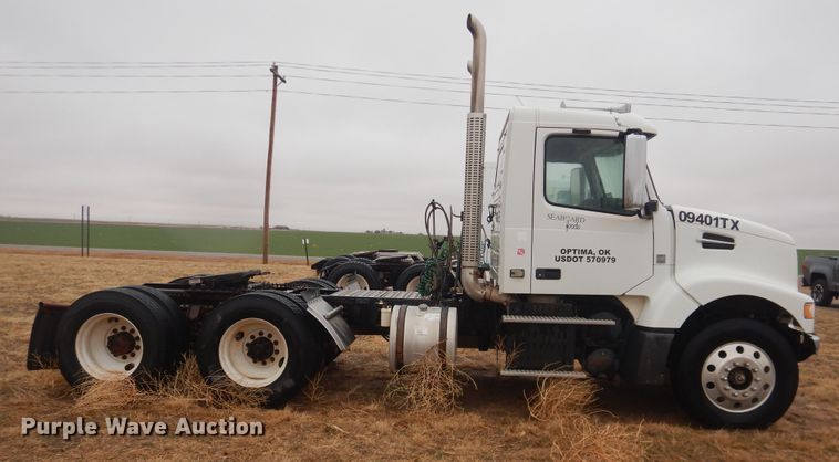 image for item DJ1120 2009 Volvo VHD  semi truck