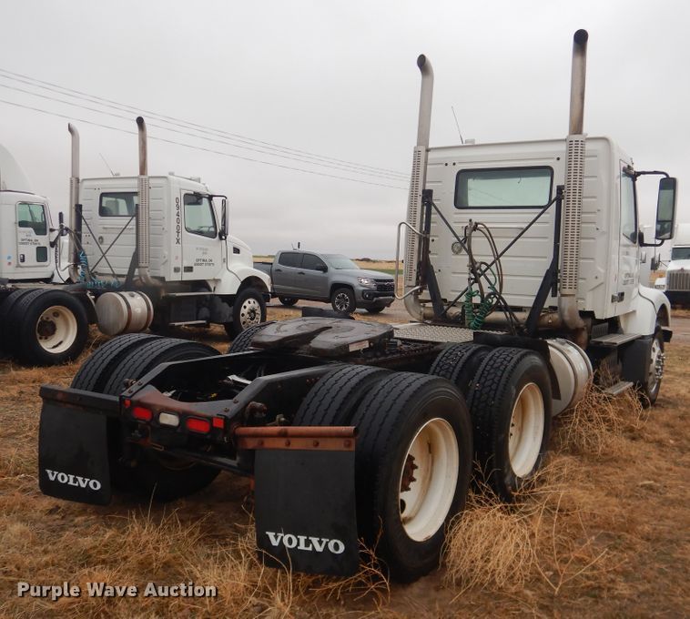 image for item DJ1120 2009 Volvo VHD  semi truck