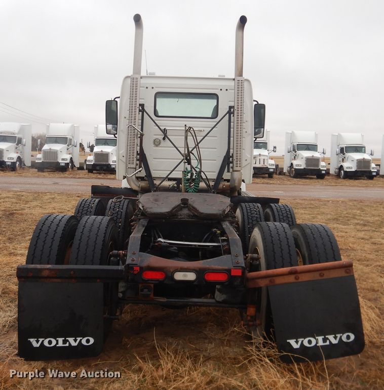 image for item DJ1120 2009 Volvo VHD  semi truck