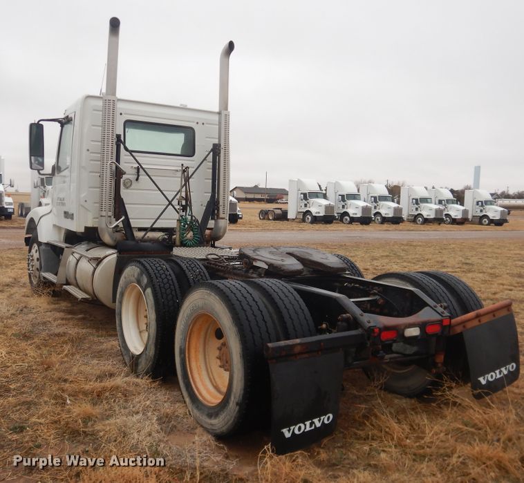 image for item DJ1120 2009 Volvo VHD  semi truck
