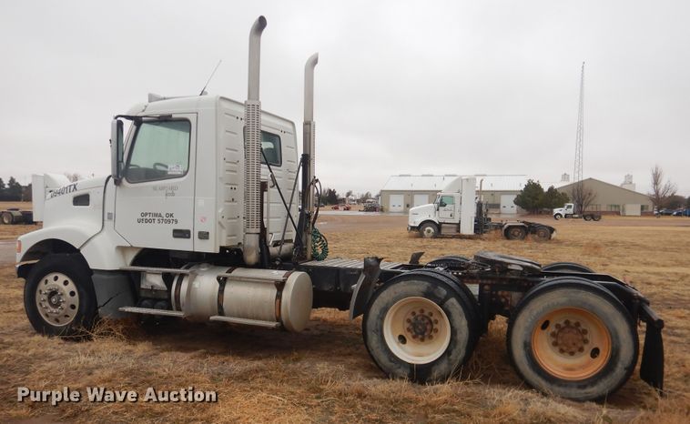 image for item DJ1120 2009 Volvo VHD  semi truck