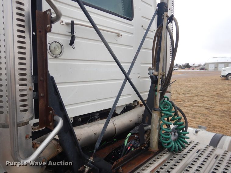 image for item DJ1120 2009 Volvo VHD  semi truck