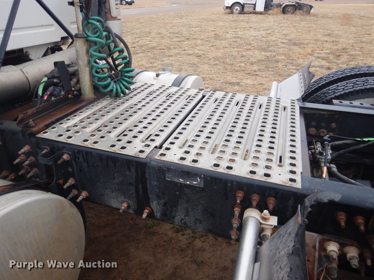 image for item DJ1120 2009 Volvo VHD  semi truck