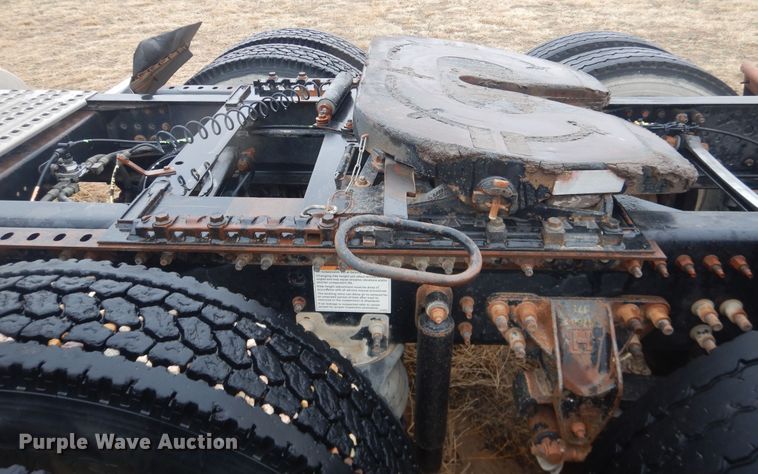 image for item DJ1120 2009 Volvo VHD  semi truck