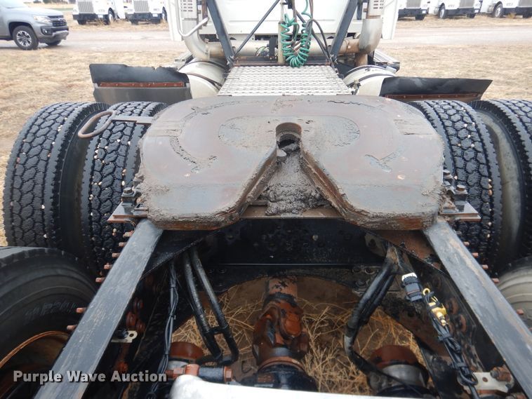 image for item DJ1120 2009 Volvo VHD  semi truck