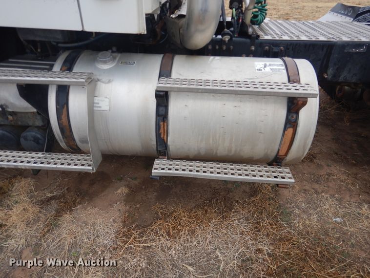 image for item DJ1120 2009 Volvo VHD  semi truck