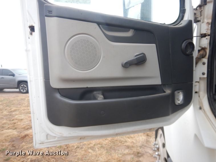 image for item DJ1120 2009 Volvo VHD  semi truck