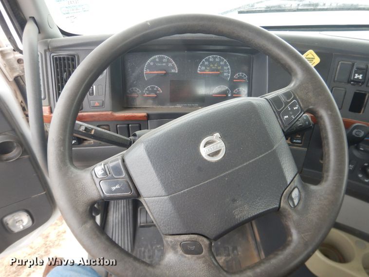 image for item DJ1120 2009 Volvo VHD  semi truck