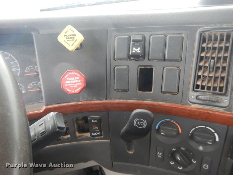 image for item DJ1120 2009 Volvo VHD  semi truck