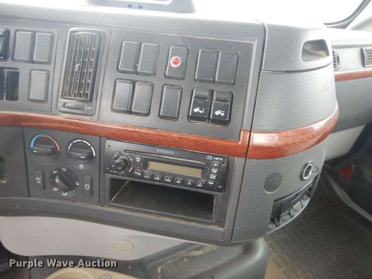 image for item DJ1120 2009 Volvo VHD  semi truck