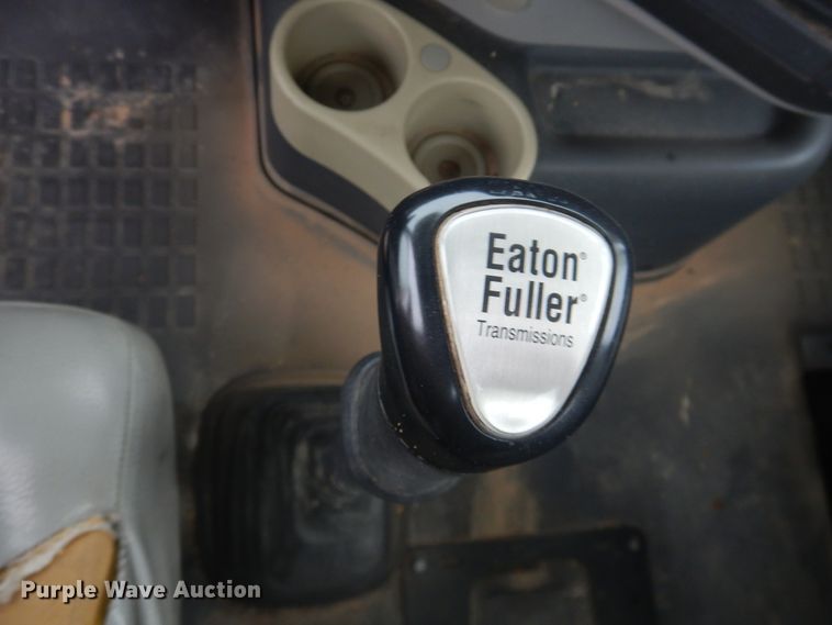 image for item DJ1120 2009 Volvo VHD  semi truck