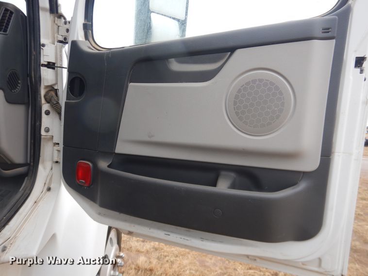 image for item DJ1120 2009 Volvo VHD  semi truck