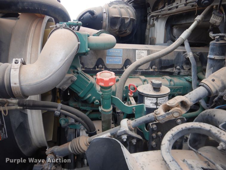 image for item DJ1120 2009 Volvo VHD  semi truck